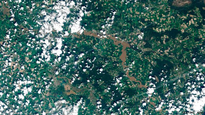 Die &uuml;berflutete Elbe bei Wittenberg (Photo: NASA/J. Allen)