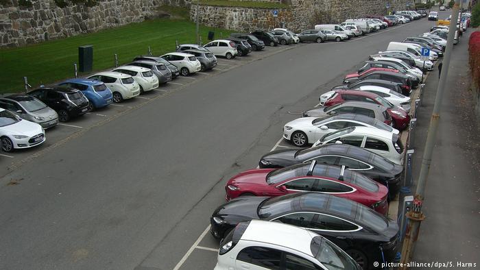 Norwegen Oslo, Gro&szlig;parkplatz f&uuml;r Elektroautos (picture-alliance/dpa/S. Harms)