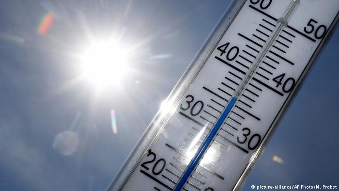 Predicting the weather is very different from predicting climate change Thermometer against the sun (picture-alliance/AP Photo/M. Probst)