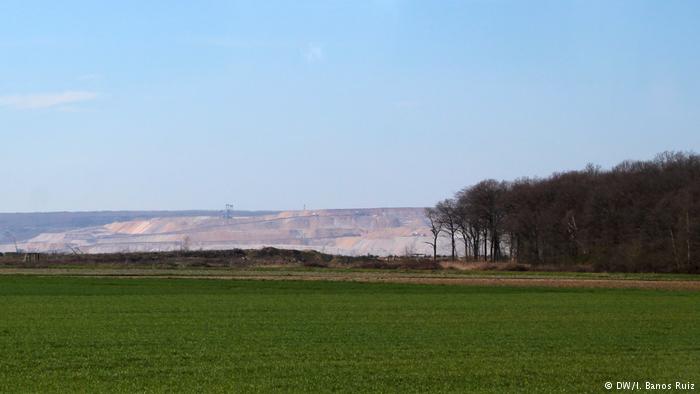 Farmland, forest and the Garzweiler mine (DW/I. Banos Ruiz)