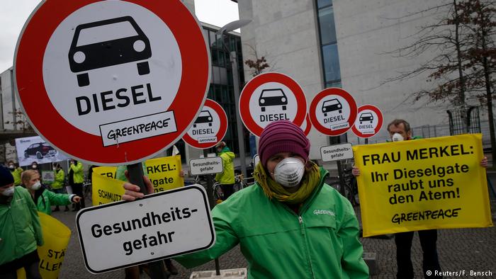 Berlin Angela Merkel, Untersuchungsausschuss VW-Skandal | Protest (Reuters/F. Bensch)