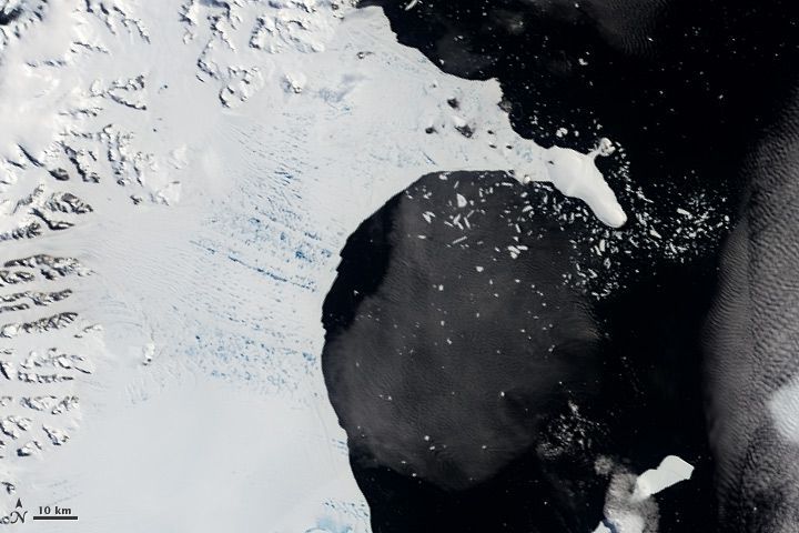 Collapse of Larsen B Ice Shelf in 2002. Collapse of Larsen B Ice Shelf in 2002.