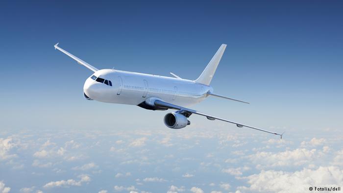 Flugzeug am Himmel (Fotolia/dell)