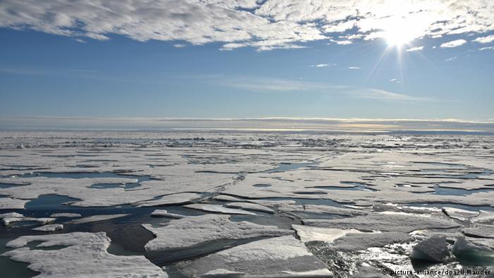 Arktis Eisdecke Klima Arktischer Ozean Nordpol Schmelzt&uuml;mpel (picture-alliance/dpa/U.Mauder)