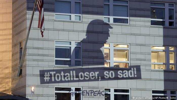 Deutschland Trump Silhouette projiziert auf das Geb&auml;ude der US Botschaft in Berlin (picture-alliance/AP Photo/M. Sohn)