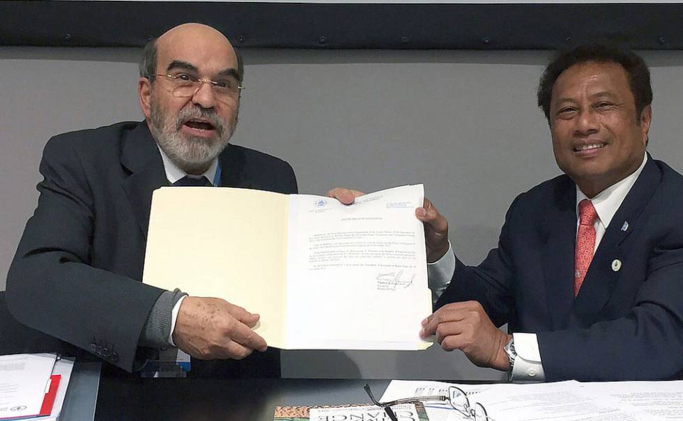 El director general de la FAO Jos&eacute; Graziano da Silva con el presidente de Palau, Tommy Remengesau, durante la conferencia bienal de la FAO, celebrada en Roma entre el 10 y el 14 de julio de 2017.