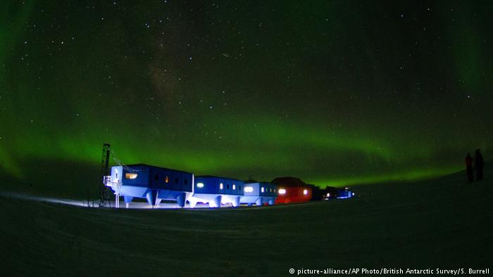 Antarktis Britische Antarktis-Forschungsstation (picture-alliance/AP Photo/British Antarctic Survey/S. Burrell) Antarktis Britische Antarktis-Forschungsstation (picture-alliance/AP Photo/British Antarctic Survey/S. Burrell)