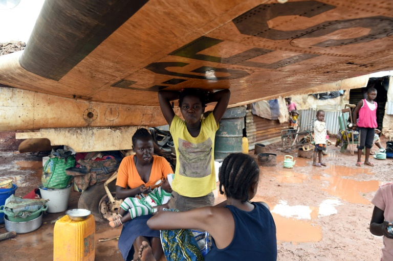 Une famille s'abrite sous les ailes d'un avion abandonn&eacute; dans un camp de d&eacute;plac&eacute;s &agrave; l'a&eacute;roport de Mpoko &agrave; Bangui en Centrafrique, le 3 mai 2014, au d&eacute;but de la saison des pluies-AFP/ISSOUF SANOGO