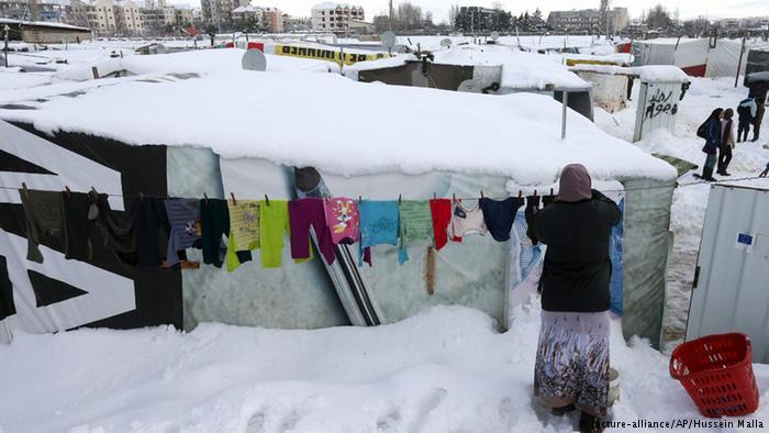 Woman hanging clothes in Lebanon (picture-alliance/AP/Hussein Malla)