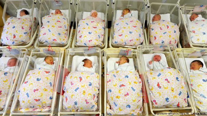 Newborn babies (picture-alliance/dpa/W. Grubitzsch)