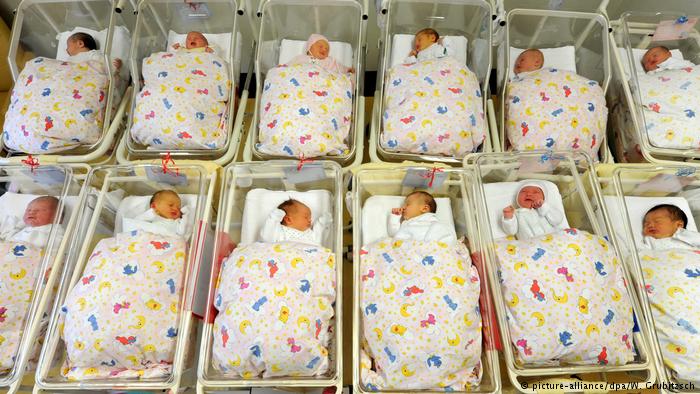 Newborn babies (picture-alliance/dpa/W. Grubitzsch) Newborn babies (picture-alliance/dpa/W. Grubitzsch)