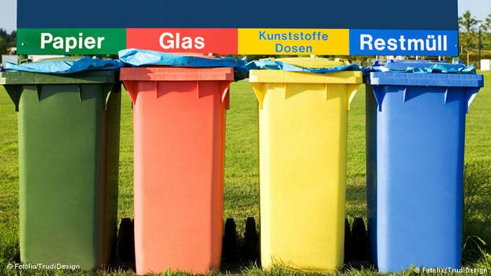 Recycling containers (Fotolia/TrudiDesign)