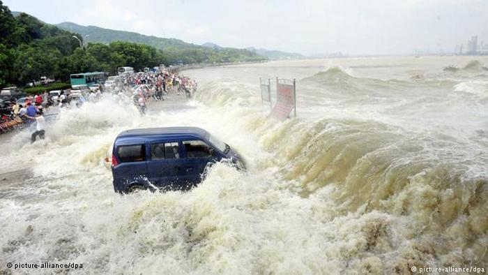 Powerful river tides in China caused by typhoon Nanmadol (Photo: Li Zhong / ChinaFotoPress / MAXP)