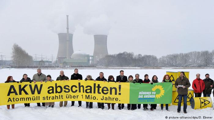 Greens protest Grafenrheinfeld nuclear power plant's extended service life, 2010 (picture-alliance/dpa/D. Ebener)