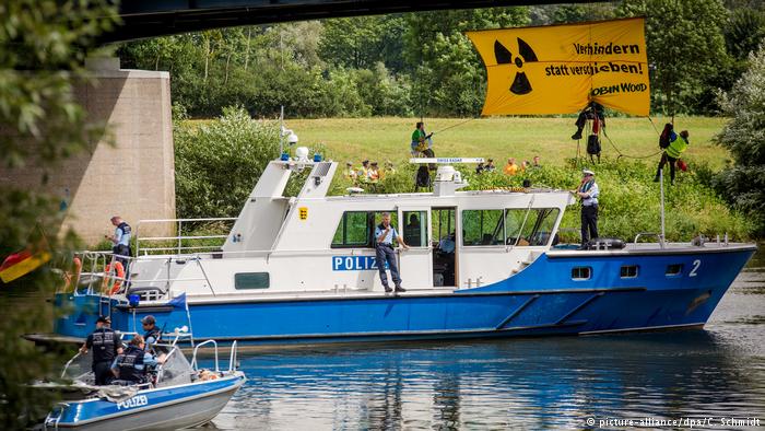 Castor transport protest, June 2017 (picture-alliance/dpa/C. Schmidt)