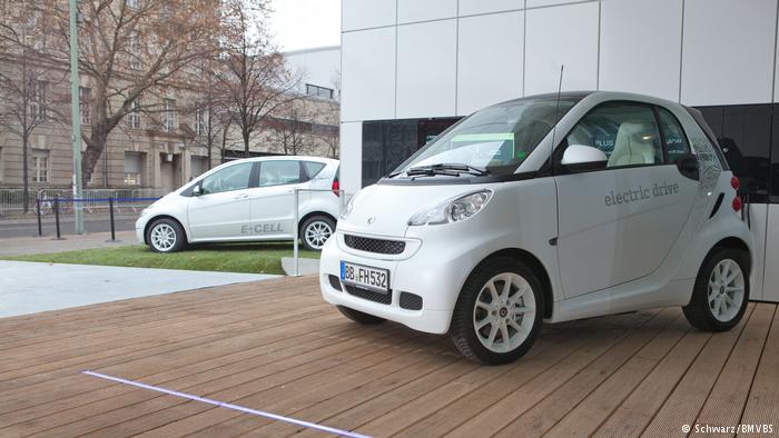 Photo: Electric cars charging outside the energy efficient house (Source: Schwarz/BMVBS) 