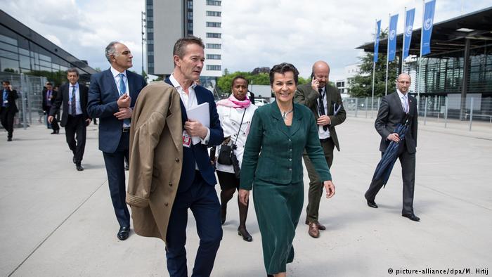 Christiana Figueres and Nick Nuttall in Bonn (picture-alliance/dpa/M. Hitij)