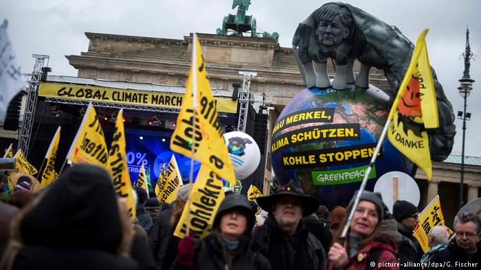 Frankreich Protest Klima sch&uuml;tzen. Kohle Stoppen anl&auml;&szlig;lich der UN-Klimakonferenz in Paris (picture-alliance/dpa/G. Fischer)