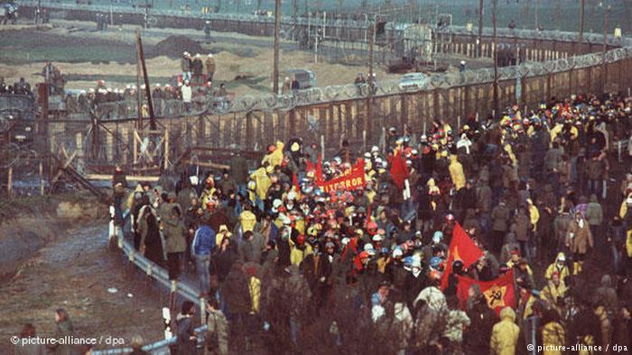 Demonstrators in Brokdorf, 1976 (picture-alliance / dpa)
