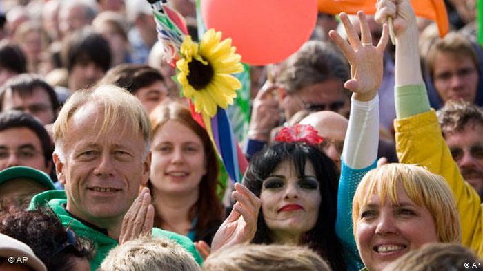 Green Party leaders J&uuml;rgen Tritten and singer Nina Hagen Berlin (AP)