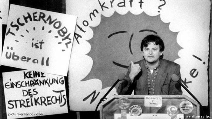 The Green's Joschka Fischer speaks at an anti-nuclear debate, 1986 (picture-alliance / dpa)