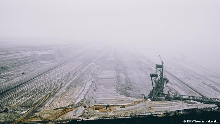 Deutschland Kerpen Tagebau Hambach Bagger (DW/Thomas Kakareko)