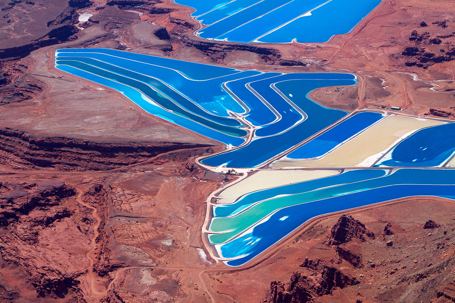 United States, Utah, Cane Creek potash mine, Utah, United States. Evaporation ponds of Cobalt, with blue dye added to water to help absorption. Credit: Hemis / Alamy Stock Photo. E2ARMC