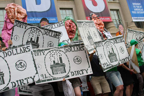 dirty-us-money-protest-po-30ac4157edc75377c478e58448caa33ef66ab893