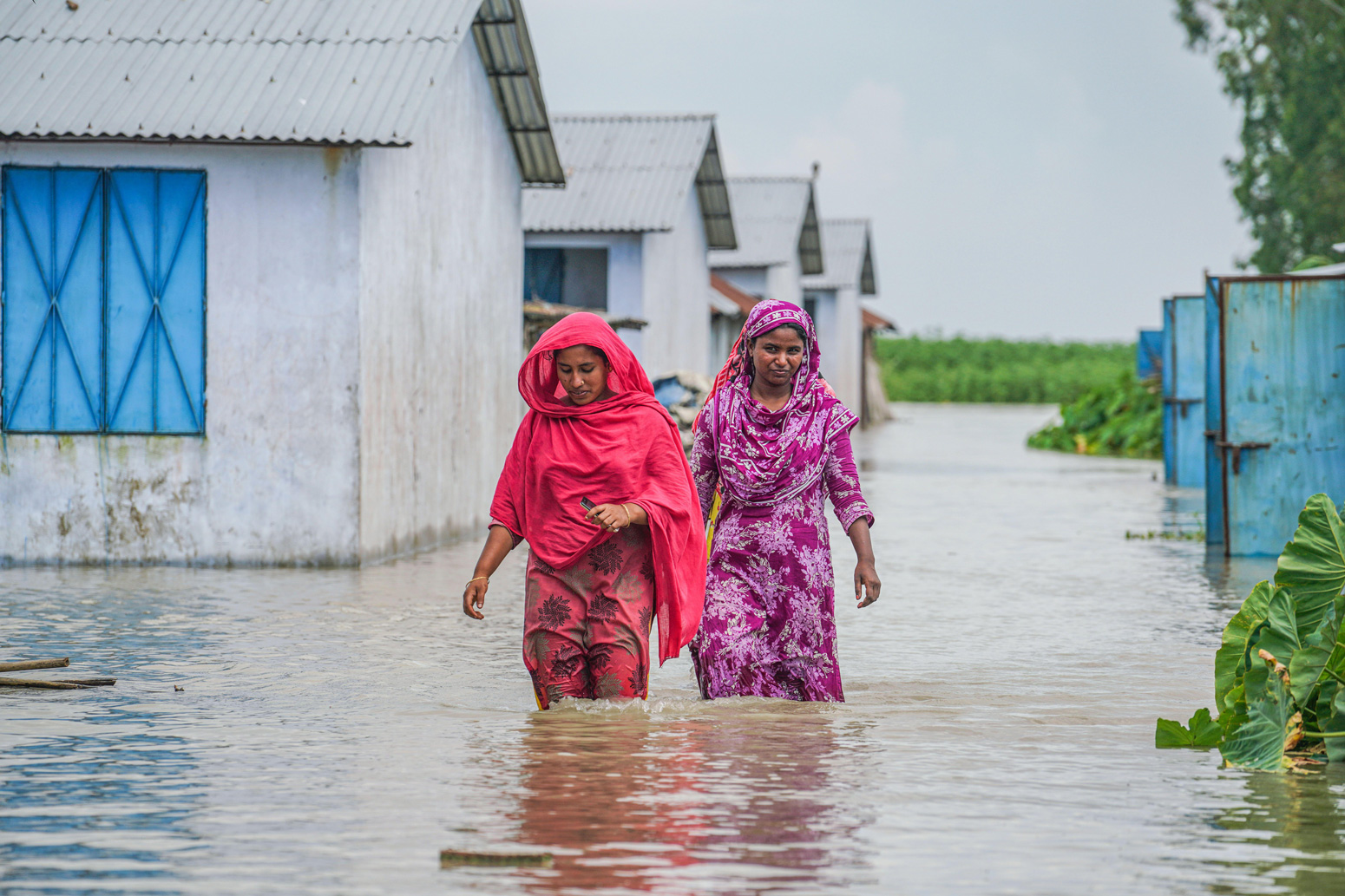 Women-walking-on-a-flooded-footpath-in-Bogura-Bangladesh