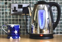 Factcheck: Misleading headlines about electric car charging while boiling the kettle.