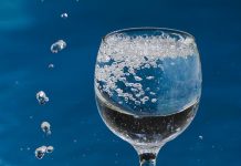El agua potable contiene fibras de plástico