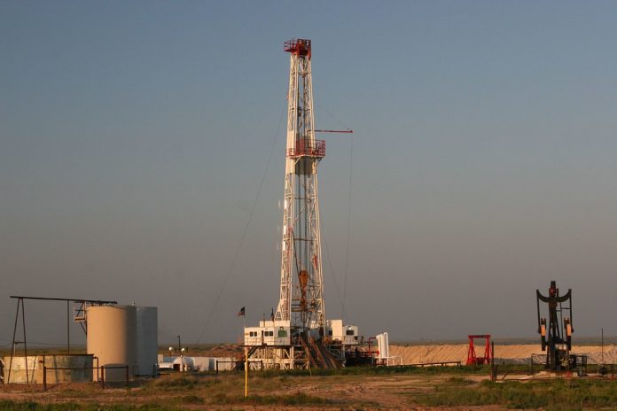Oil-Drilling-56953641648322ad0f376a09d3f7b598d76ca477